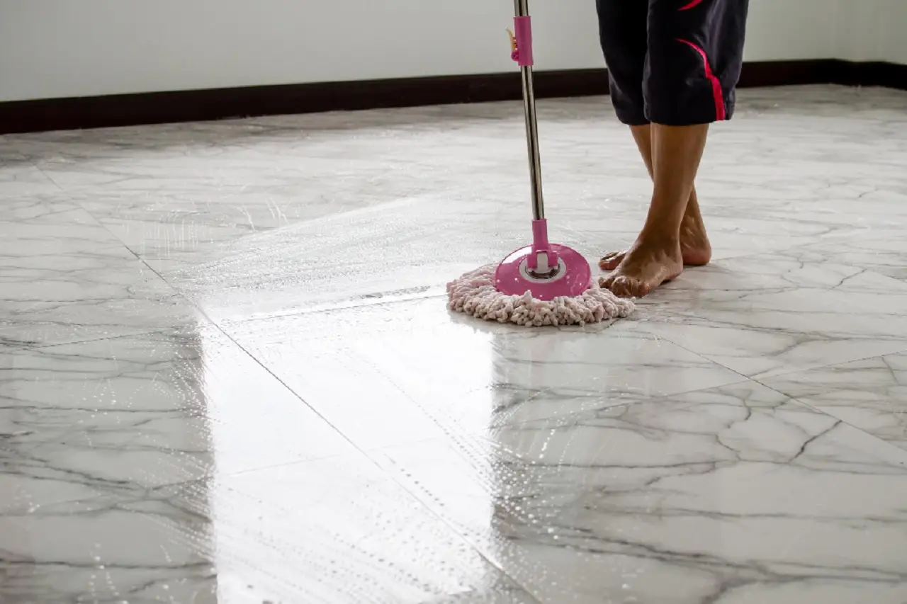 Pavimento rovinato da strati di cera vecchia? Ecco il trucco rapido per eliminarla subito