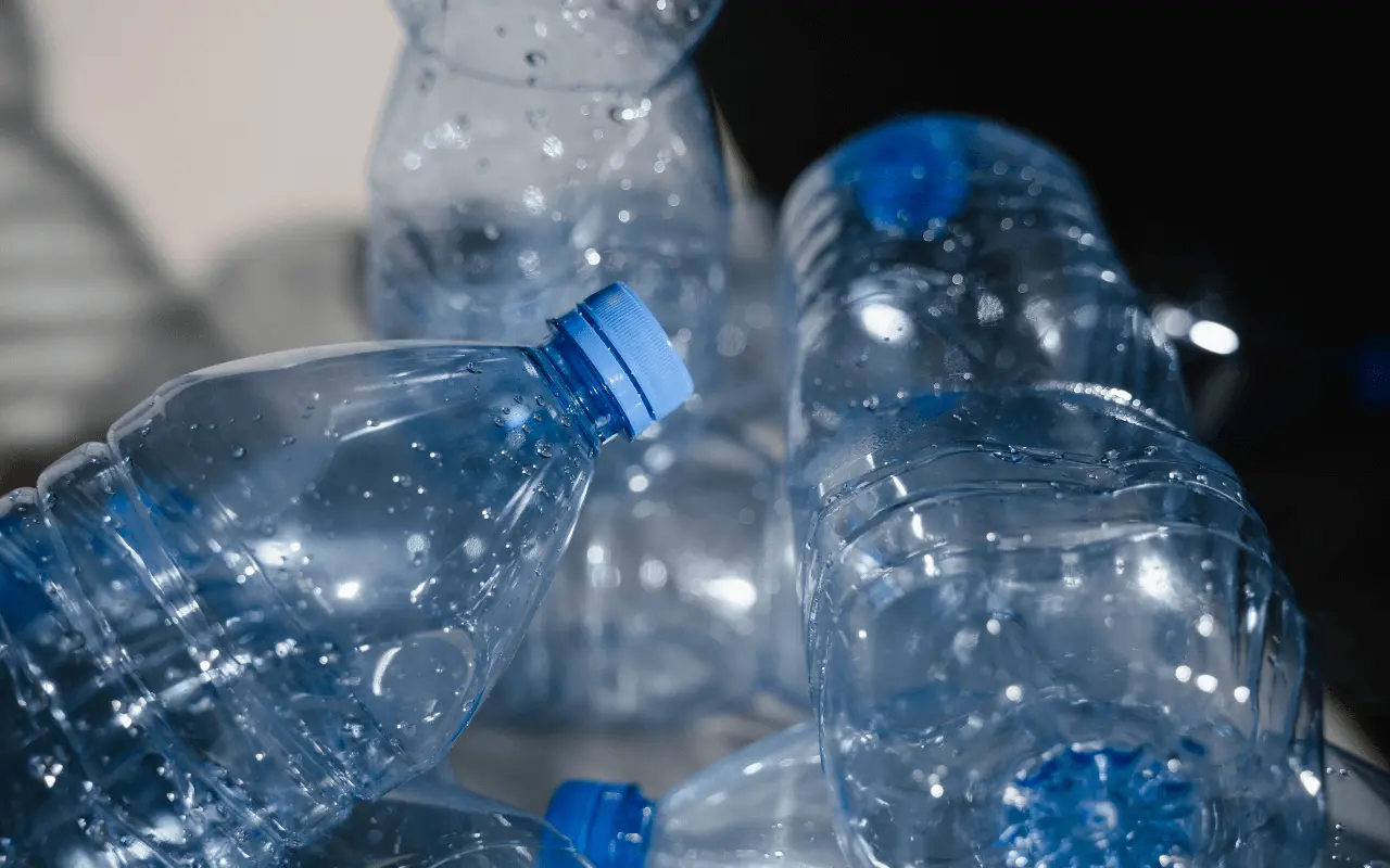 Riusi le bottiglie di plastica? Ecco il pericolo nascosto che stai correndo per la tua salute