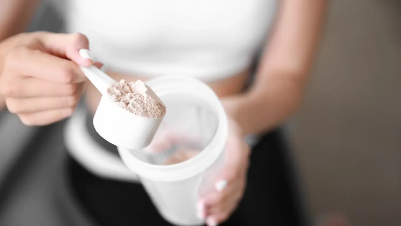 Il processo che altera le proteine degli alimenti: ecco cosa succede davvero quando cucini male